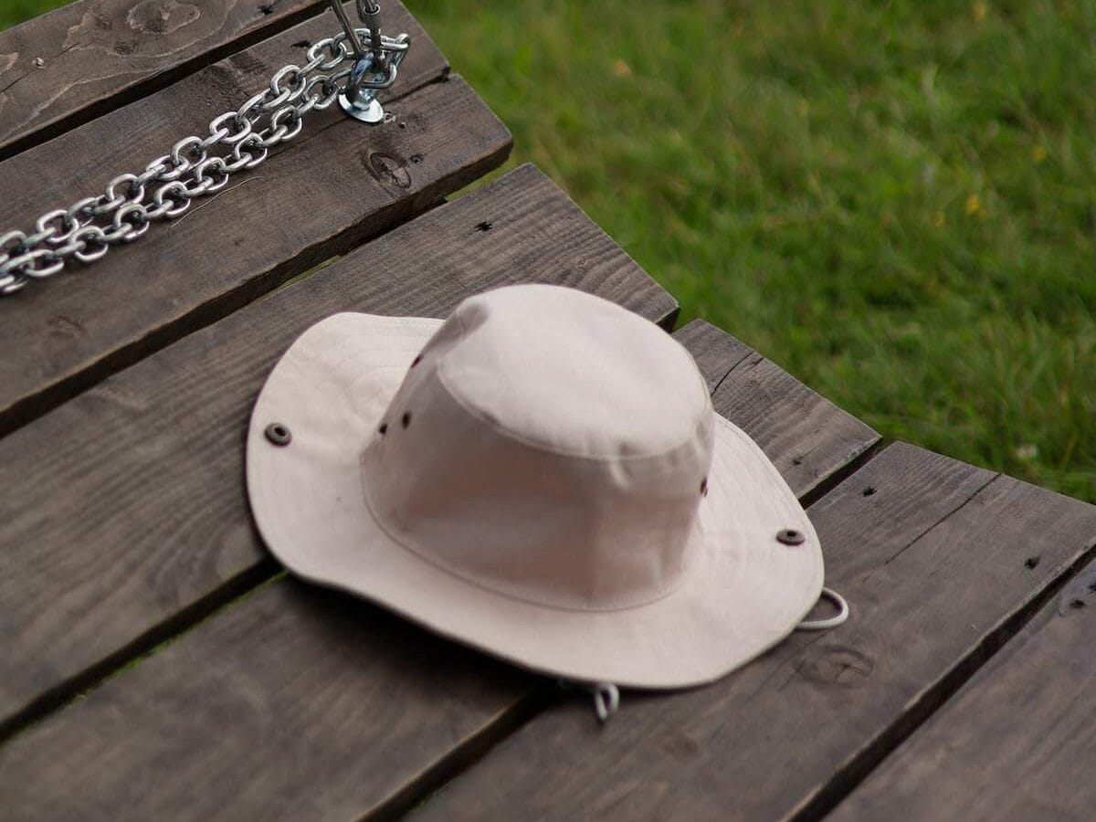 garden hat on a swing